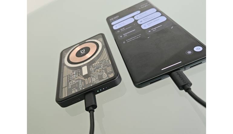 mobile Devices Powerbank für Smartphone und Apple Watch mit integriertem Standfuß  - News, Bild 1